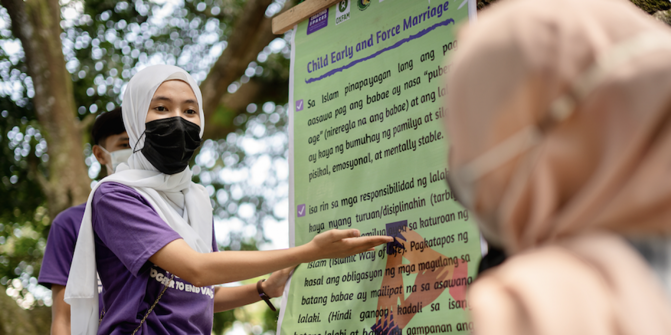 Farhana Ganoy, a MAYA youth leader, teaches young people in her community about the impacts of child, early, and forced marriage in Guindulungan, Maguindanao. (Photo: Princess Taroza/Oxfam)